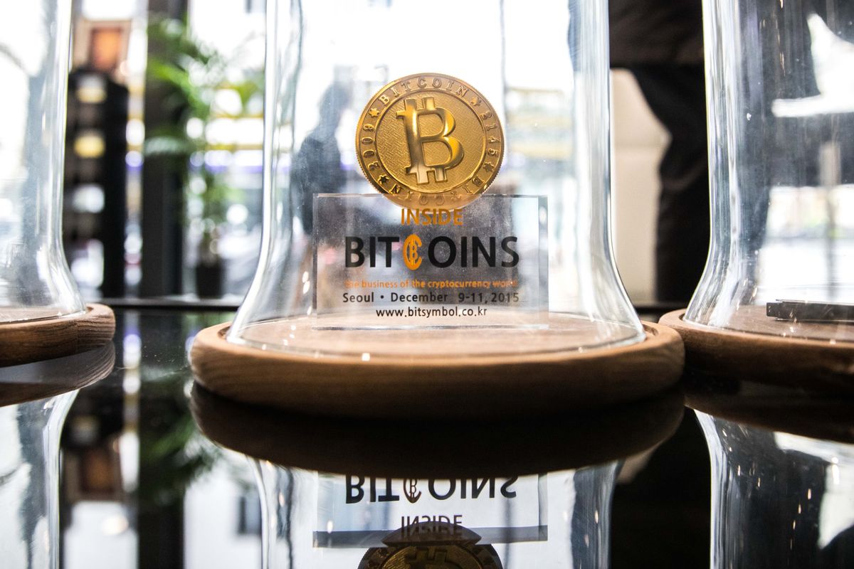 Bitcoin Guns for $10,000 as Cryptocurrency Mania Defies Skeptics | Bloomberg